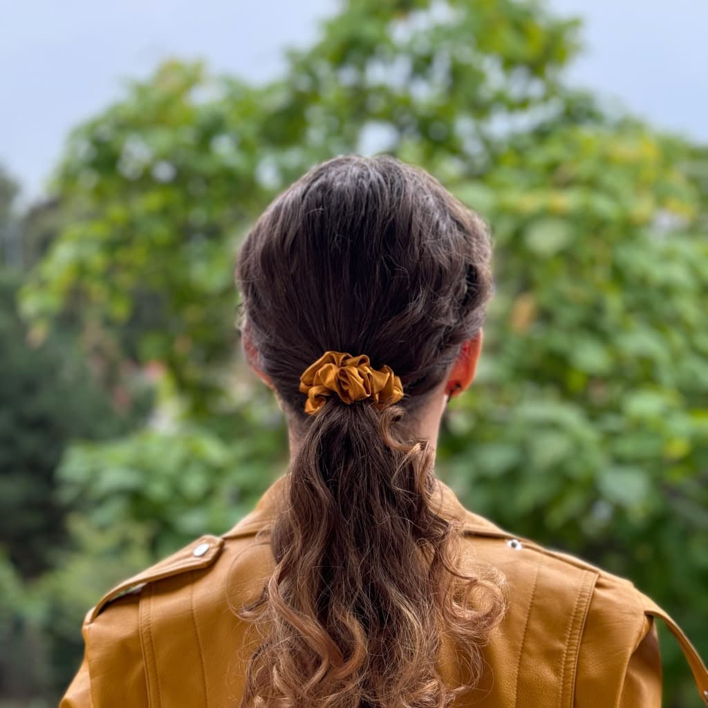 Hedvábné scrunchie zlaté barvy ručně šité z morušového hedvábí